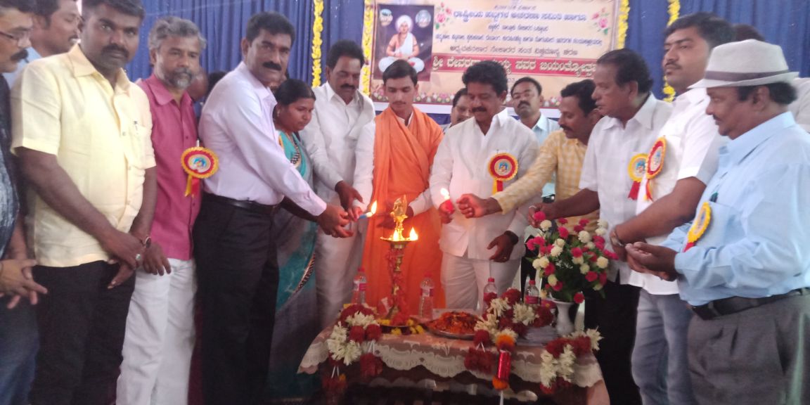 INCclk's tweet photo. ಚಳ್ಳಕೆರೆ ನಗರದ ಪದ್ಮಸಾಲಿ ಕಲ್ಯಾಣ ಮಂಟಪದಲ್ಲಿ ನಡೆದ ದೇವರದಾಸಿಮಯ್ಯ ಜಯಂತಿ ಕಾರ್ಯಕ್ರಮದಲ್ಲಿ ಶಾಸಕ ಟಿ.ರಘುಮೂರ್ತಿಯವರನ್ನು ಸಮಾಜದ ವತಿಯಿಂದ ಸನ್ಮಾನಿಸಲಾಯಿತು. ನಂತರ ಶಾಸಕರು ಮಾತನಾಡಿ, ಈ ಸಮುದಾಯದ ಅಭಿವೃದ್ಧಿ ಸದಾ ಶ್ರಮಿಸುವುದಾಗಿ ಹೇಳಿದರು. https://t.co/183YCD8RlZ