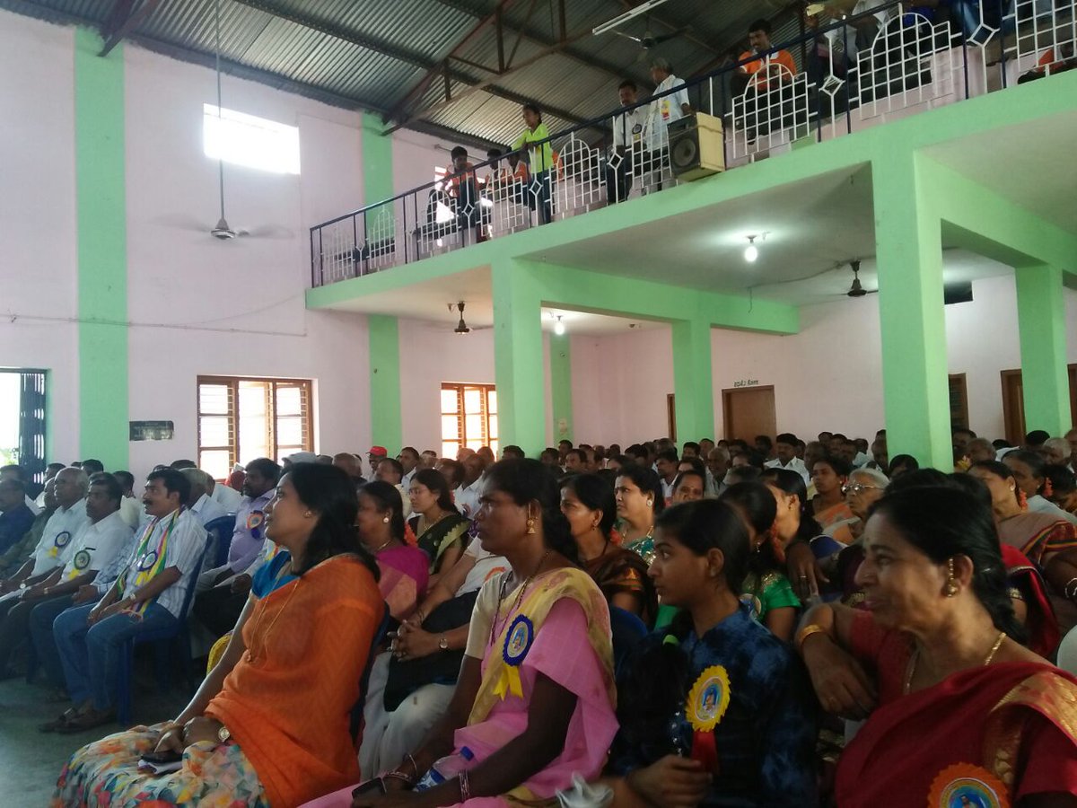 INCclk's tweet photo. ಚಳ್ಳಕೆರೆ ನಗರದ ಪದ್ಮಸಾಲಿ ಕಲ್ಯಾಣ ಮಂಟಪದಲ್ಲಿ ನಡೆದ ದೇವರದಾಸಿಮಯ್ಯ ಜಯಂತಿ ಕಾರ್ಯಕ್ರಮದಲ್ಲಿ ಶಾಸಕ ಟಿ.ರಘುಮೂರ್ತಿಯವರನ್ನು ಸಮಾಜದ ವತಿಯಿಂದ ಸನ್ಮಾನಿಸಲಾಯಿತು. ನಂತರ ಶಾಸಕರು ಮಾತನಾಡಿ, ಈ ಸಮುದಾಯದ ಅಭಿವೃದ್ಧಿ ಸದಾ ಶ್ರಮಿಸುವುದಾಗಿ ಹೇಳಿದರು. https://t.co/183YCD8RlZ