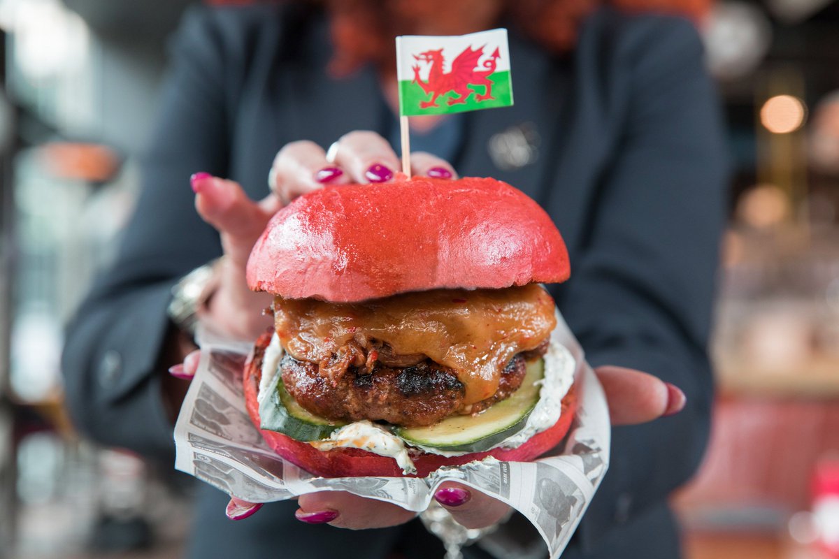 cafefootballuk's tweet photo. Good luck to our co-owner Ryan Giggs, who goes into his first match as Wales boss against China today! #WelshBurger 🏴󠁧󠁢󠁷󠁬󠁳󠁿🍔 https://t.co/tEzFpC3Ptv