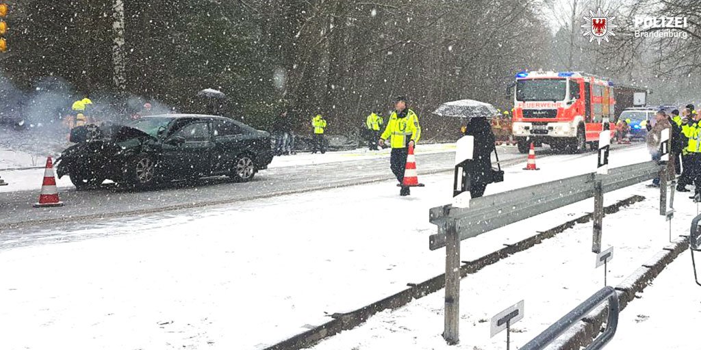 PolizeiBB's tweet photo. Brennendes #Autowrack: Mehr als 100 Helfer aus #Brandenburg, #Berlin und #Polen haben bei der #Autobahnpolizei #Bernau (BAR) ihr Zusammenwirken bei Schnellstraßen-Unfällen trainiert. U.a. wurde eine mobile Sichtschutzwand vorgeführt, um neugierige Blicke zu verhindern. #NoGaffer https://t.co/1GvBxXy2go