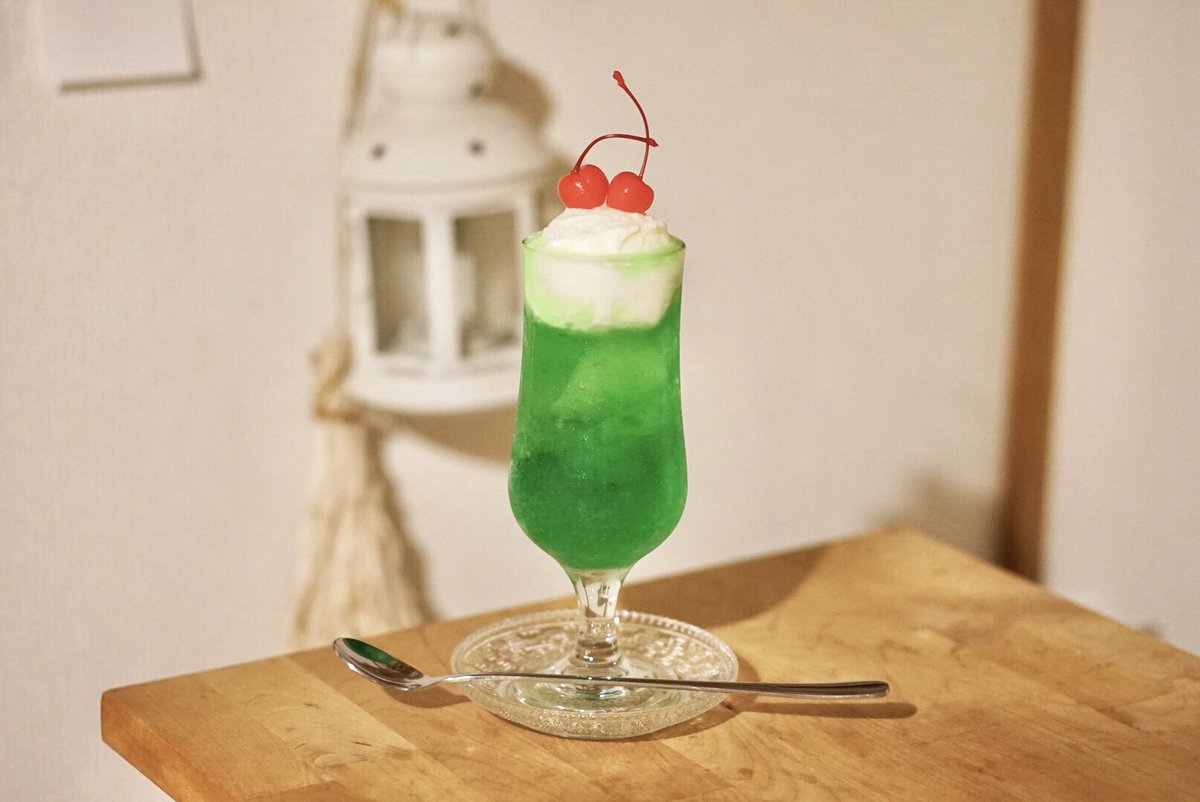 クリームソーダ職人tsunekawa 旅する喫茶 No Twitter クリームソーダの基本の4色 頑張った日はさくらんぼちょっと多め