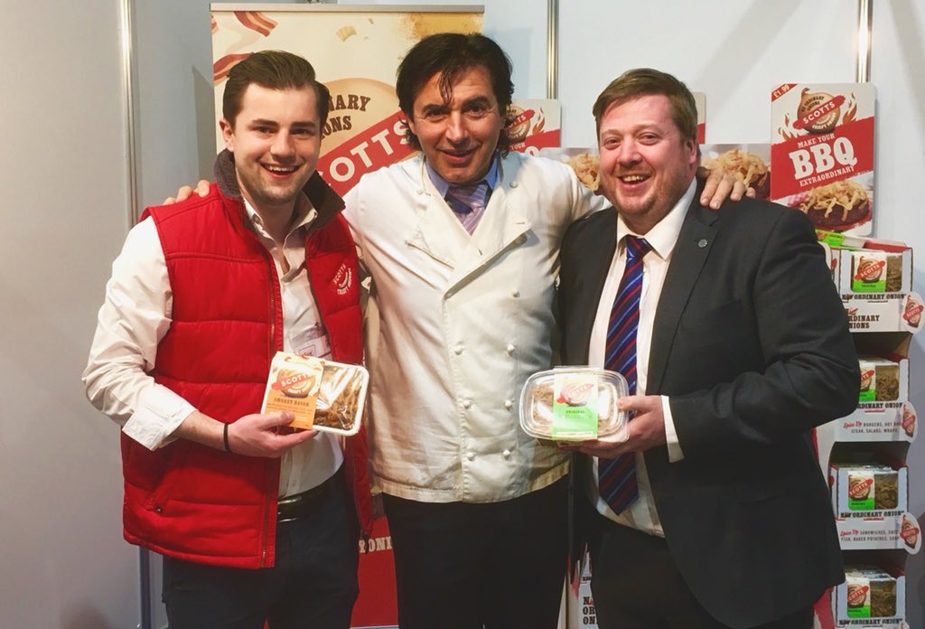 Chef Jean Christophe Novelli is a big fan of Scott’s Crispy Onions 👍🏼 Visiting our stand at IFEX 😎 #meatatIFEX #IFEX #butcher #crispyonions #noordinaryonions