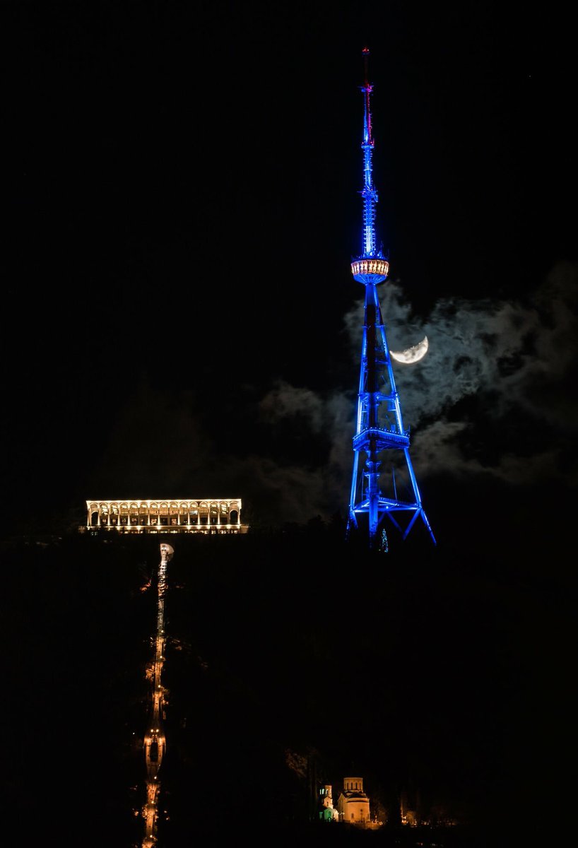 NatAquarius's tweet photo. #tbilisi #night #moon #city #Shermazana https://t.co/HCYRgQsSpG