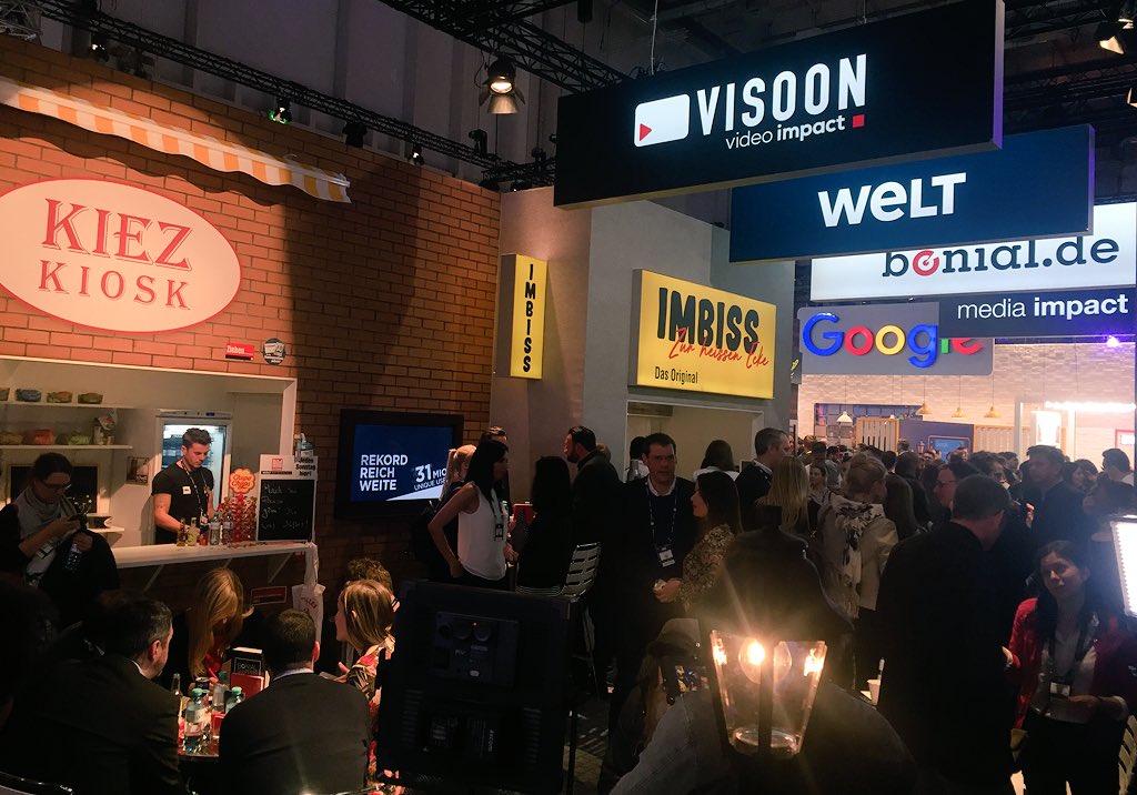 Viel los an unserem "Kiez Kiosk" auf der #OMR18 mit <a href="/mediaimpactde/">Media Impact</a> <a href="/kaufDAteam/">kaufDA</a> <a href="/BILD/">BILD</a> <a href="/welt/">WELT</a> #visoon <a href="/NOIZZ_de/">NOIZZ</a> Wo? A4 Premium Expo