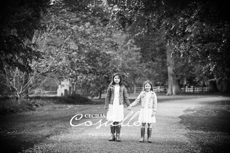 Sisterly love .... @YSPsculpture #familyportraits #childportraits #wakefieldportraitphotographer #lifestyleportraits #timelessportrait