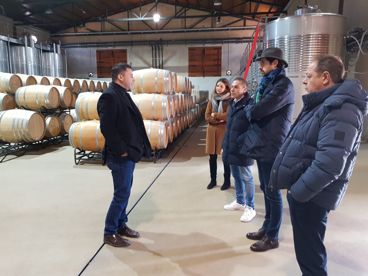 JDicoval's tweet photo. #Dicoval visita las bodegas #Numanthia #Termanthia, en la D.O Toro, del grupo #LVMH. Una bodega excepcional que elabora #vinos de altísima calidad. Tuvimos la suerte de catar la primera añada de Numanthia 1998 y Magnum Termanthia 2012, ¡auténticas joyas enológicas!🍷🍷 https://t.co/7rYyuZtIaj