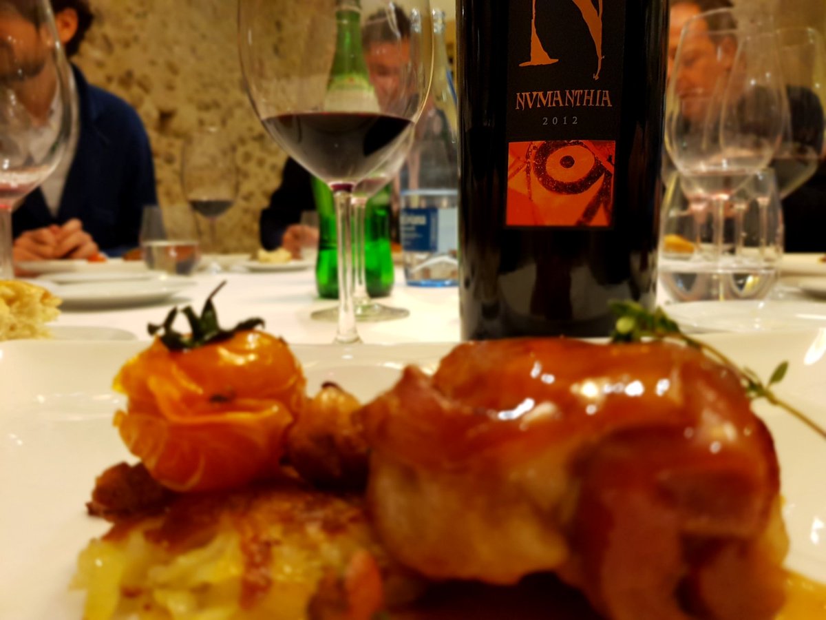 JDicoval's tweet photo. #Dicoval visita las bodegas #Numanthia #Termanthia, en la D.O Toro, del grupo #LVMH. Una bodega excepcional que elabora #vinos de altísima calidad. Tuvimos la suerte de catar la primera añada de Numanthia 1998 y Magnum Termanthia 2012, ¡auténticas joyas enológicas!🍷🍷 https://t.co/7rYyuZtIaj