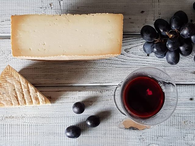 MontaditoUK's tweet photo. Today you can try our selection of artisan Spanish cheeses at #realfoodmarket #kingscross.
#spanishcheese #artisancheese #rawmilkcheese #cheeselover https://t.co/WlM2GH9TNJ https://t.co/q4ovYCn0EP
