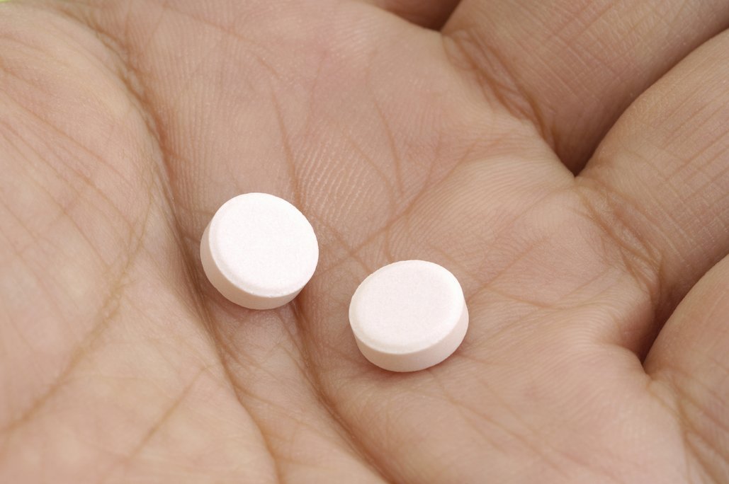 Sama lääke, eri nimi, yliannostusvaara: Iäkäs pariskunta tulee ostamaan parasetamolia. Käy ilmi, että molemmilla on vastaava eriniminen reseptivalmiste käytössä maksimiannoksella. Farmaseutti kertoo, että annoksen ylitys voi aiheuttaa vakavia haittoja. #sopivalaake #itsehoito