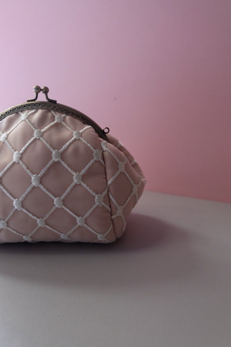 FRAME BAG SINA by CISS BY HAMIDIYA
IDR 200K

Size Kecil: 16x15x10cm
Matt : satin - tulle net - furing satin . 
Dilengkapi rantai 

Belanja via chat ke kami > WA : 081325015950
Jl. Kedungmundu Raya no.36B Semarang
IG : <a href="/meilleuramiid/">Meilleur Ami</a>
meilleurami.net