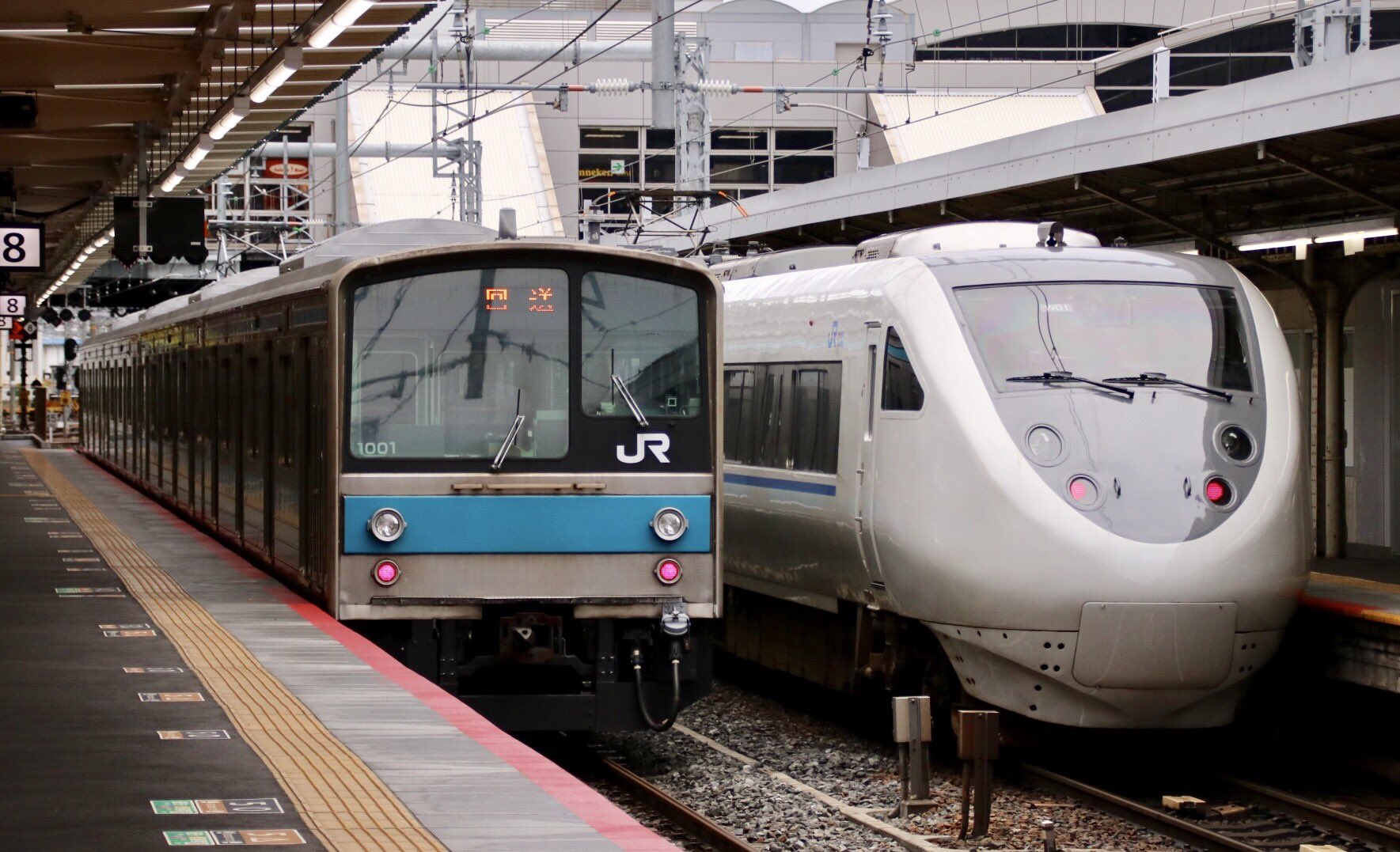 あんとも 681プロトと5系並び 阪和線では 有り得なかった並びが実現 ちなみに5 1001は 京都駅でお昼寝運用 681プロトは4002m ｊｒ奈良線 5系 681系 カメラで撮った画像です 朝のはスマホで撮影 T Co Uekbgquw4p Twitter