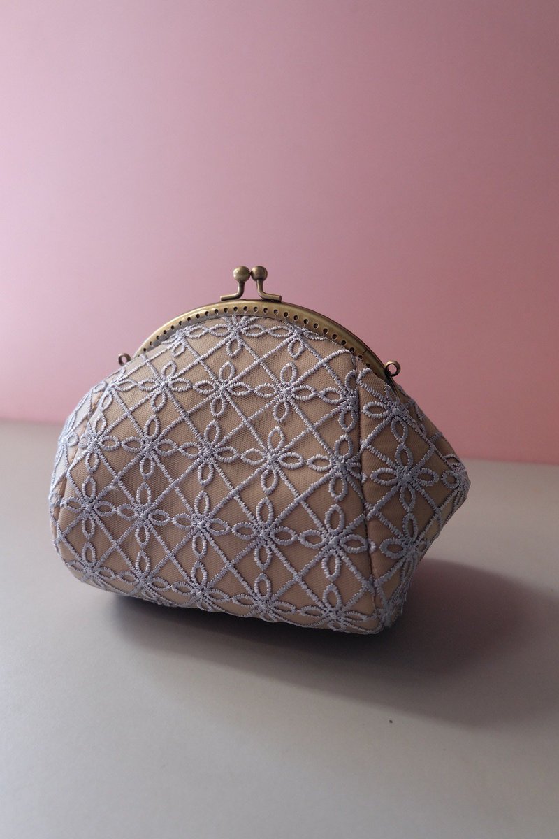 FRAME BAG MOA by CISS BY HAMIDIYA
IDR 210K

Size Kecil: 16x15x10cm
Matt : satin - tulle net - furing satin 
Dilengkapi rantai 

Belanja via chat ke kami > WA : 081325015950
Jl. Kedungmundu Raya no.36B Semarang
IG : <a href="/meilleuramiid/">Meilleur Ami</a>
meilleurami.net