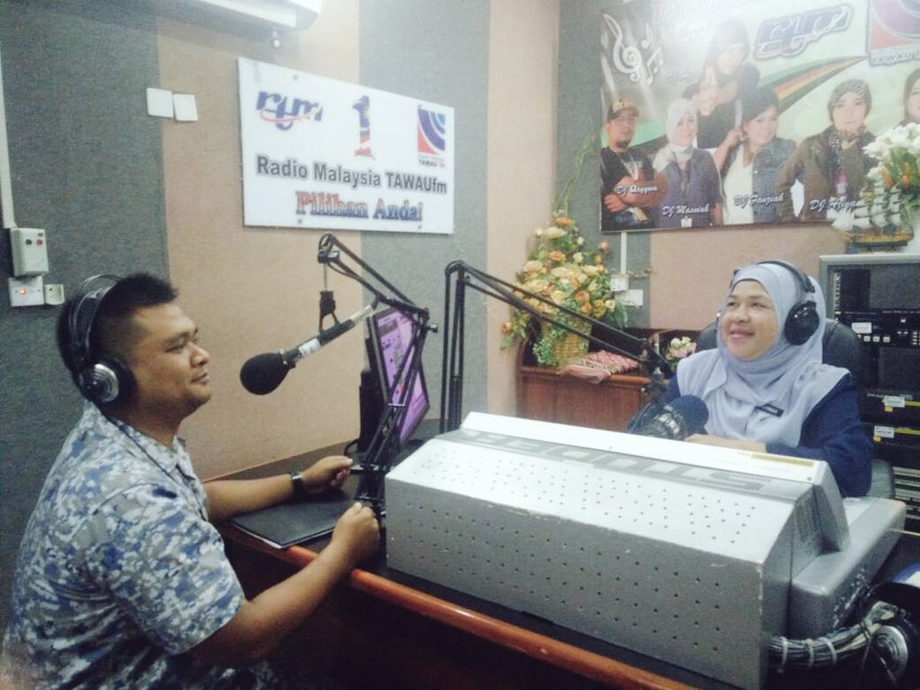 KdSriTawau's tweet photo. Selesai sesi Interaksi di @BesTawaufm bersama DJ @normahtohing 🤗

Jom kita ramaikan #OpenShip @KDSIS1503 pada 24 Mac (Sabtu) di Jeti Pelabuhan Tawau.

Warga #Tawau jgn lepaskan peluang!!

#PerkasaPerwira 
#Kesiagaan 
#KerjasamaStrategik https://t.co/izMn0UEqZp