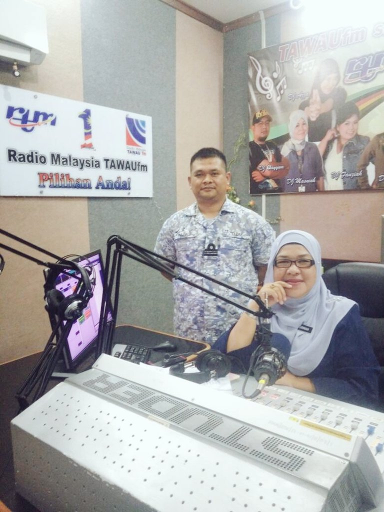 KdSriTawau's tweet photo. Selesai sesi Interaksi di @BesTawaufm bersama DJ @normahtohing 🤗

Jom kita ramaikan #OpenShip @KDSIS1503 pada 24 Mac (Sabtu) di Jeti Pelabuhan Tawau.

Warga #Tawau jgn lepaskan peluang!!

#PerkasaPerwira 
#Kesiagaan 
#KerjasamaStrategik https://t.co/izMn0UEqZp