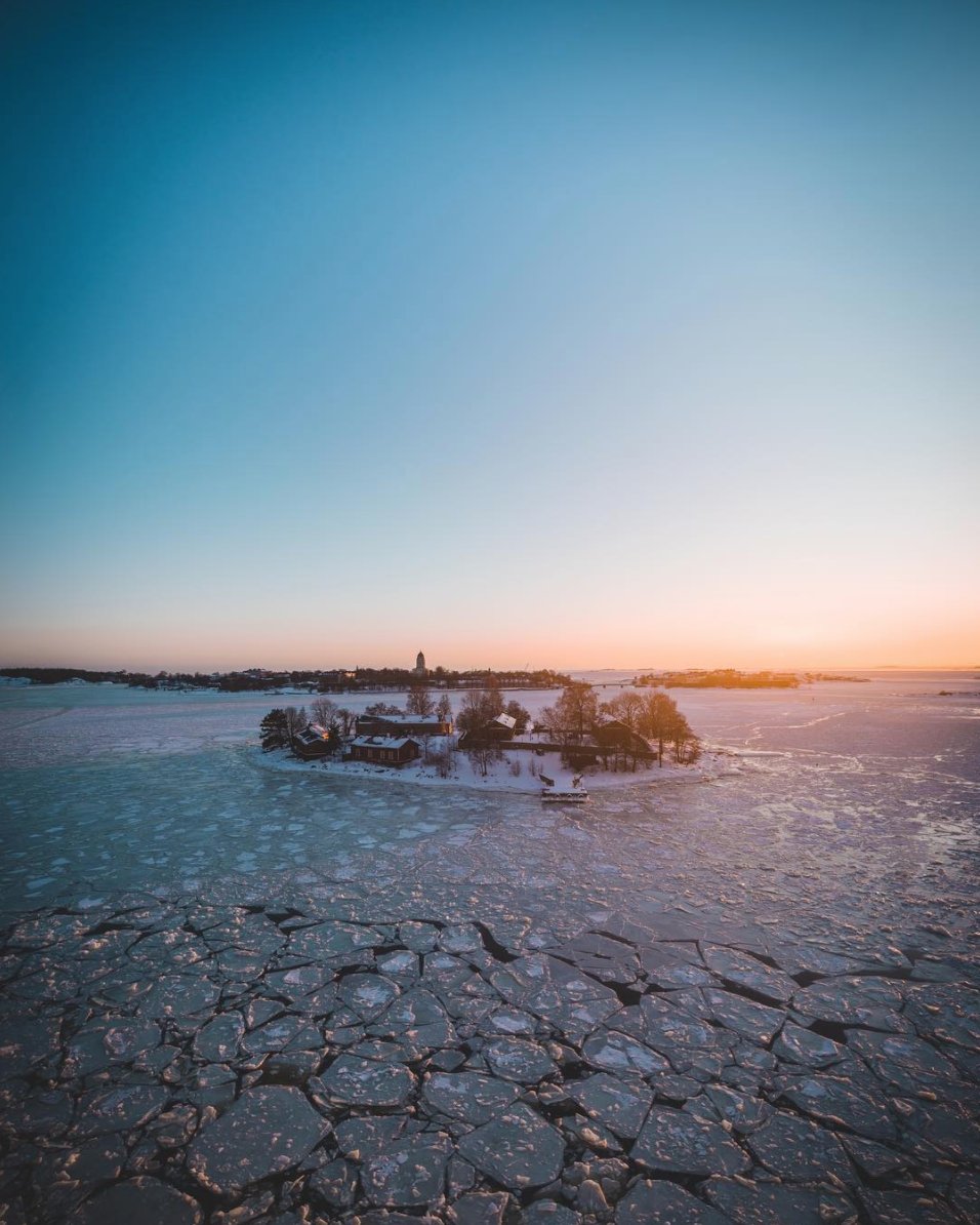 VisitHelsinki's tweet photo. Spring is just around the corner, but this time of year #Helsinki still provides beautiful views that combine snow, ice, sky and ocean – all within a few steps of the city centre! ❄️❄️❄️ 📸 jayc0nn0r (IG) #visithelsinki #finland https://t.co/xTG3R3isNu