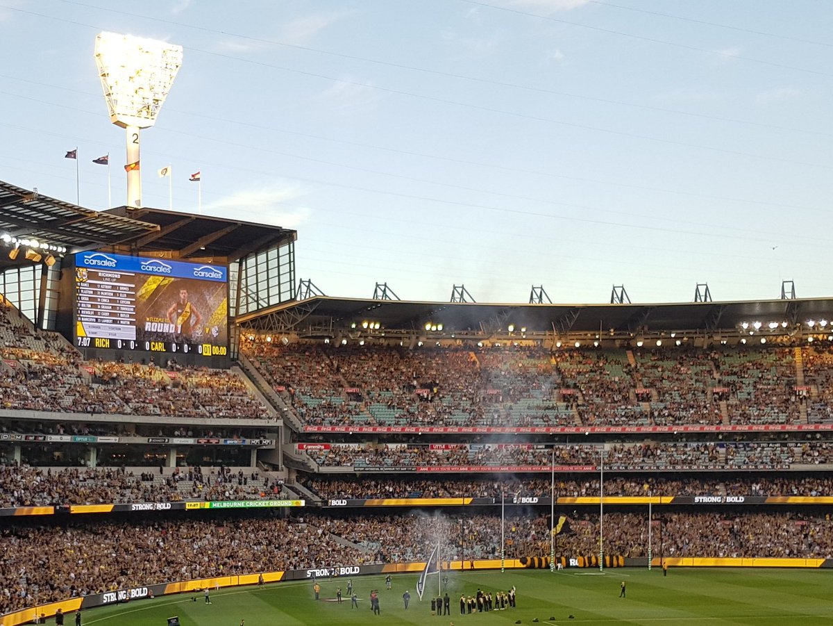 IamBrendanS's tweet photo. Yellow n Black.  #GoTiges https://t.co/q7dpuEw080
