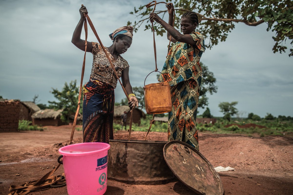 OxfamIntermon's tweet photo. En el #DíaMundialdelAgua recordamos que las mujeres y las niñas son las responsables de acarrear agua en muchos países. #AguaVital https://t.co/TZ3UKO7hvE https://t.co/znApeSiU2V