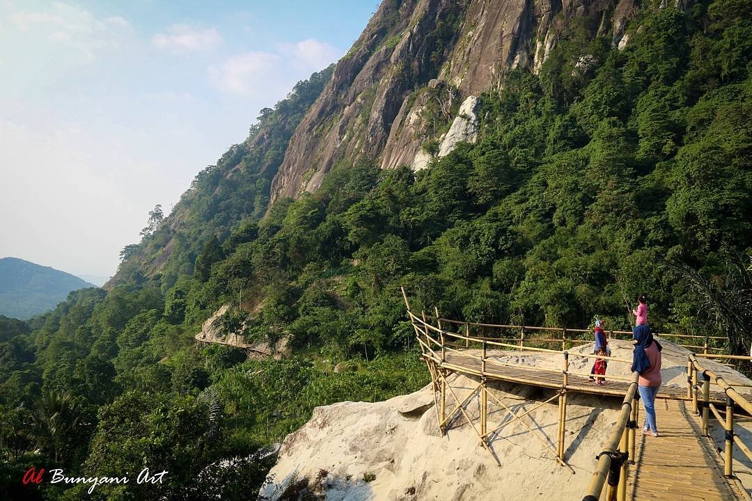 Sasak Panyawangan Purwakarta

📍Lokasi   : Sasak Panyawangan, Gunung Bongkok, Desa Sukamulya Kecamatan Tegalwaru, Kab.Purwakarta
info lebih lanjut hub. 0838-1607-0243

#purwakarta #PariwisataPurwakarta #wisatapurwakarta #Terpopuler #OHMAMAOHPAPA02