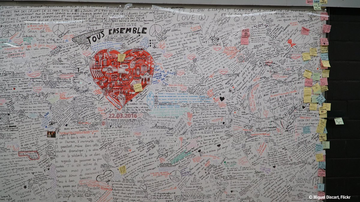 Photo of a tribute wall in the Maelbeek metro station in Brussels.