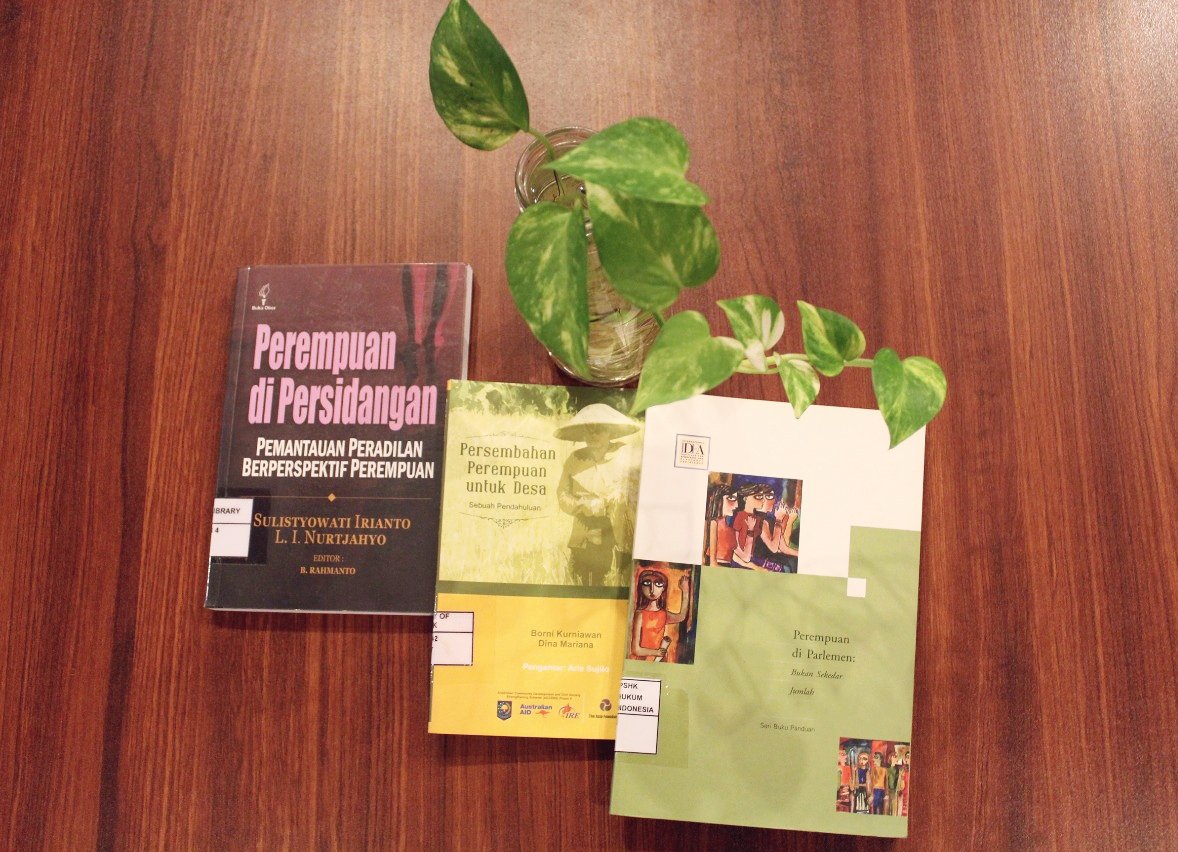 1.“Persembahan Perempuan utk Desa Sebuah Pendahuluan”Karya Borni Kurniawan &amp; Dina Mariana
2.“Perempuan di Persidangan: Pemantauan Peradilan Berperspektif Perempuan” Karya Sulistyowati Irianto &amp; L.I Nurtjahyo
3.“Perempuan di Parlemen:Bukan Sekedar Jumlah” karya Internasional IDEA
