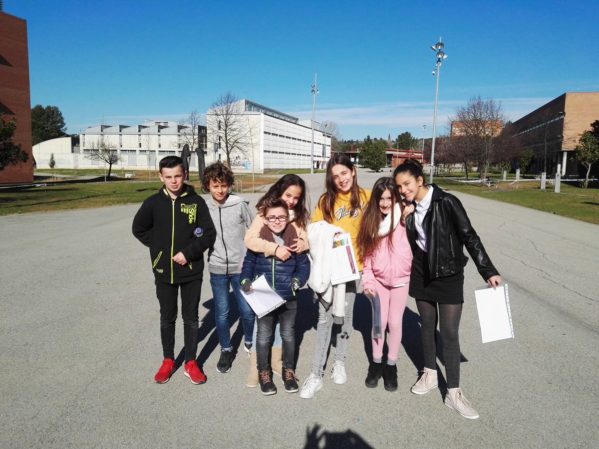 mdlmataro's tweet photo. Els alumnes emocionats per l'experiència universitària https://t.co/LHnnv09mBO