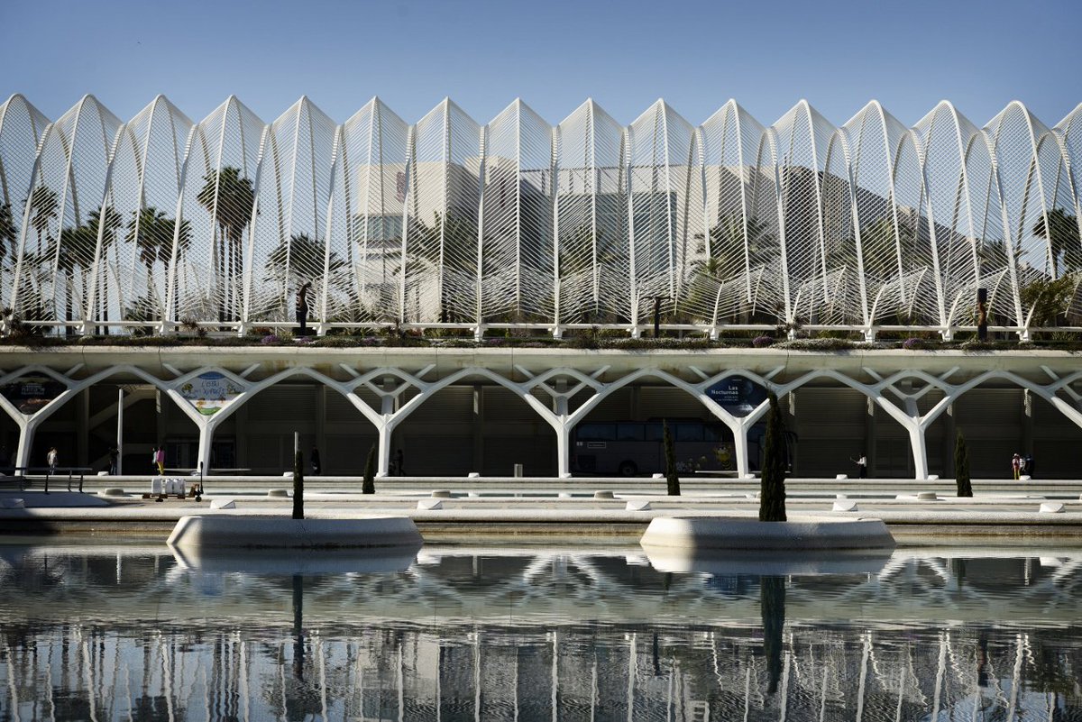 CACiencies's tweet photo. El hormigón armado es el material predominante en la estructura aporticada del aparcamiento, el acero cobra protagonismo en el #Umbracle y paseo superior #JuevesdeArquitectura https://t.co/29dLmucw2M