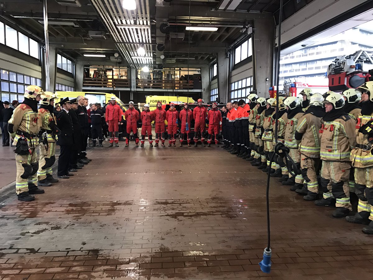 CecileJodogne's tweet photo. De brandweerlieden-ambulanciers van #Brussel #DBDMH kwamen deze morgen om 9u11 samen voor 1 minuut stilte #22maart #wewillneverforget https://t.co/ZsP53ZTM3h