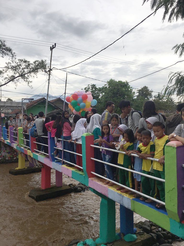 PK125_LPDP's tweet photo. Foto bersama warga Kawani Katulampa. 
@LPDP_RI 
#LPDP #LPDPinAction #KampungZamanNow #AmbatikNawasena #LPDPPK125 https://t.co/VA9fn4bZPG