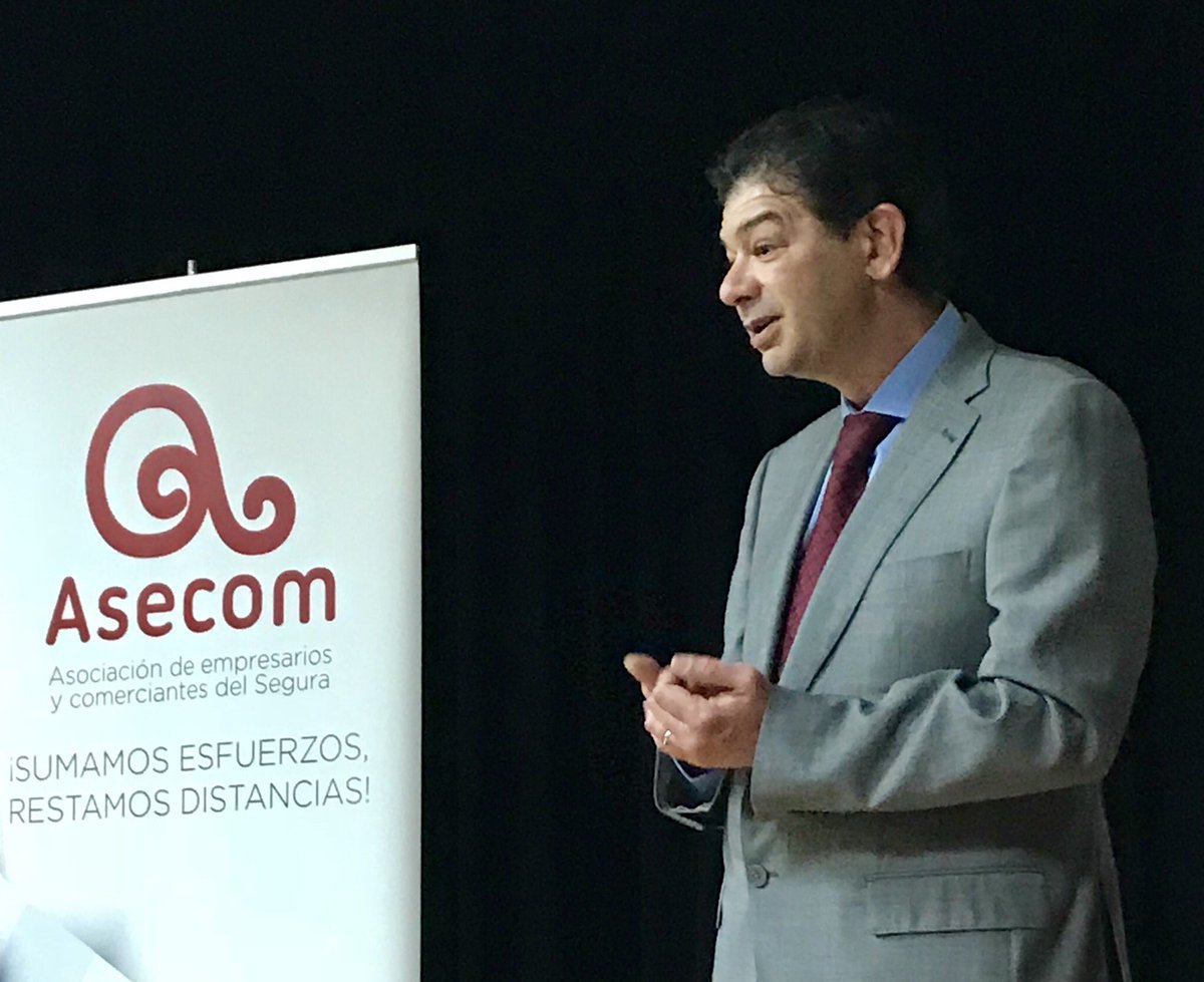 ASECOM_Murcia's tweet photo. El consultor y formador en #marketing Sergio Esteban, director del @GrupoLabtic, imparte en la Casa de la Cultura de Alguazas un #taller para sacarle el mayor rendimiento comercial a nuestros teléfonos #móviles. Organiza #ASECOM. https://t.co/by8C3crIH4