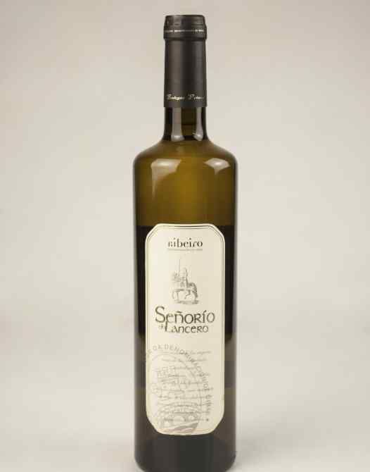 Señorío de Lancero - Bodegas Peña (D.O Ribeiro) - Elaboration from the more than 30 plots of vineyard of the property located in Castrelo de Miño and combining the most lofty native varieties of DO Ribeiro.

buff.ly/2FjDQCh