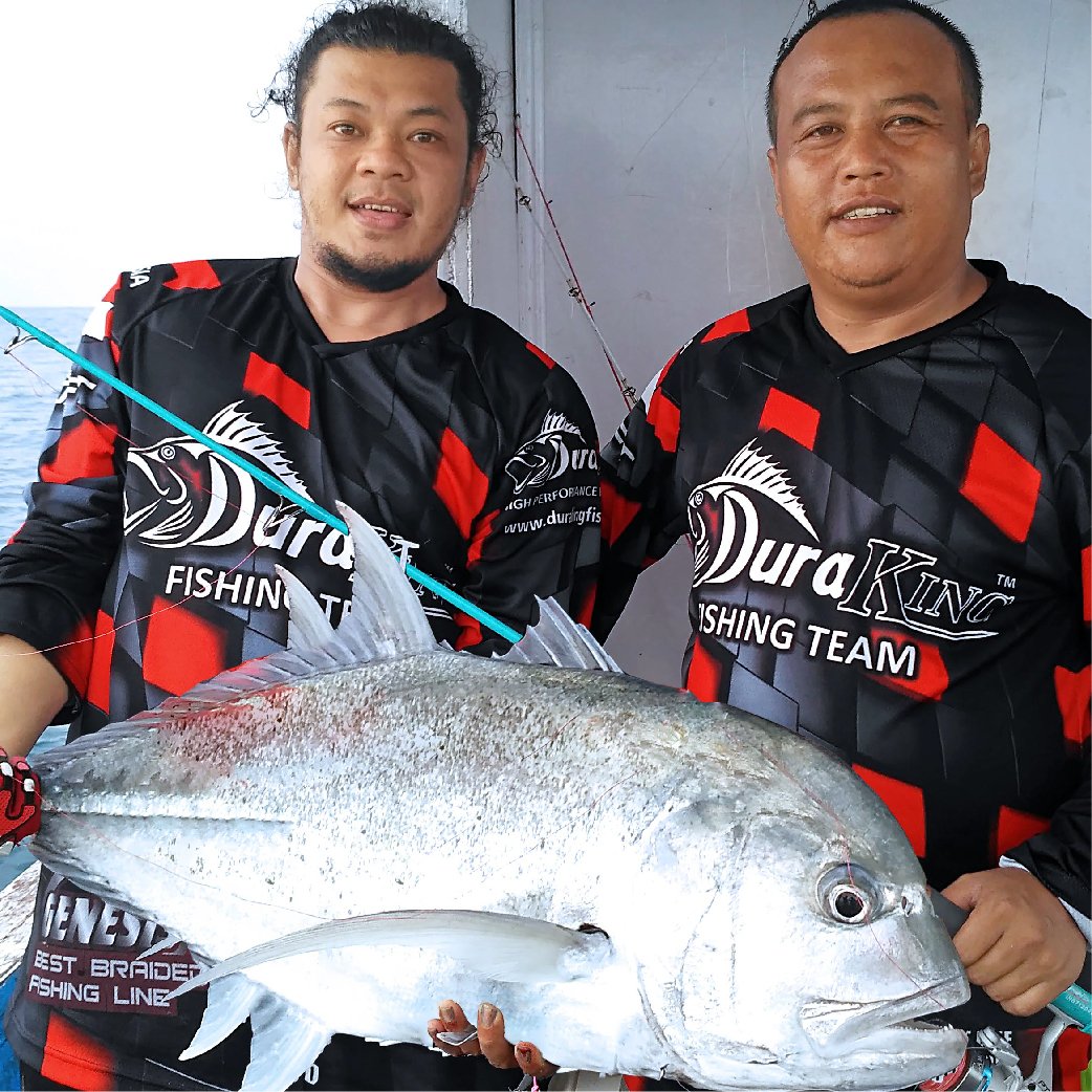 Lokasi yang berpotensi menjadi habitat banyak ikan kuwe adalah terumbu karang pada kedalaman 3-10 meter karena ikan ini biasanya hidup bergerombol mengelilingi karang demi karang untuk mendapatkan ikan kecil yang menjadi mangsa mereka