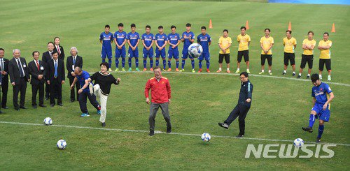 塩韓スポーツ Sur Twitter 韓国のムン ジェイン大統領がベトナム ハノイにあるベトナムサッカー協会の練習場を訪問 現在ベトナム代表は韓国人のパク ハンソ監督が指揮している Daihyo