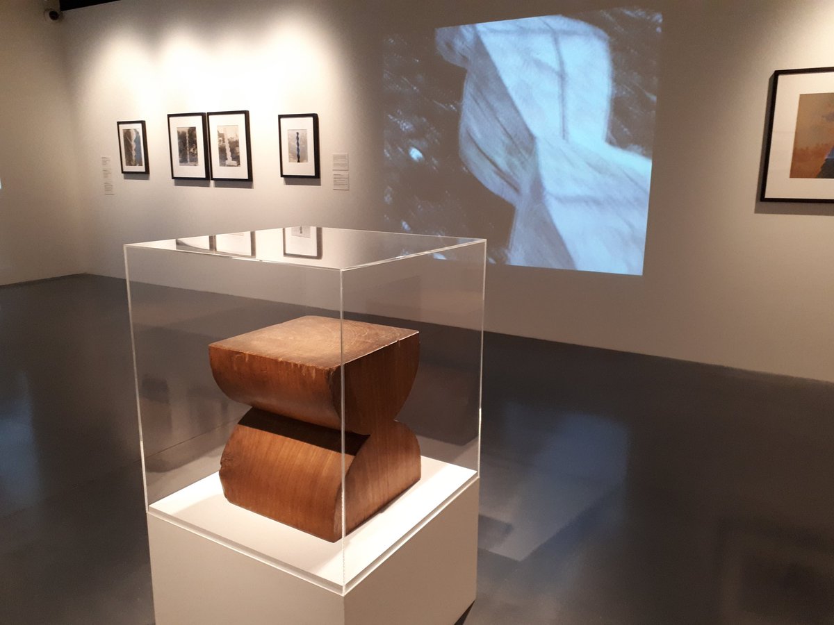 Escultura, video i fotografia. Una mirada complementaria a l'obra de Brancusi #expoBrancusi. Un luxe descobrir el @cpompidoumalaga de la mà de Brancusi!