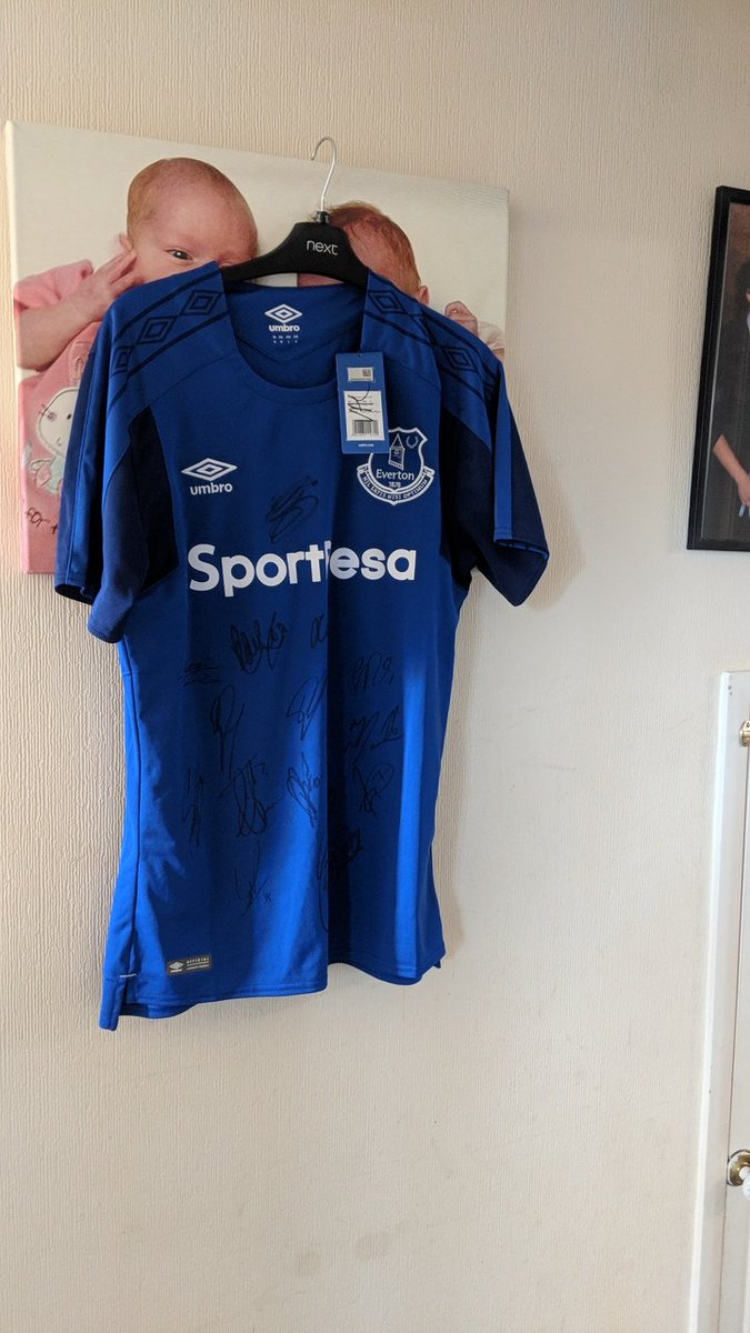 mozman1981's tweet image. m.facebook.com/story.php?stor…
Thank you everton fc for the signed shirt. We are starting an auction today.
@Vickiarcher1 @AimeeJones_Star
@severnhospice @BBCShropshire @adamgreen30 @Rivkid00 @SiMac_PT @bigdaveclegg @lolly2510 @MaddyTenovus
 #signedshirtauction
#evertonfc
#TeamMoz
