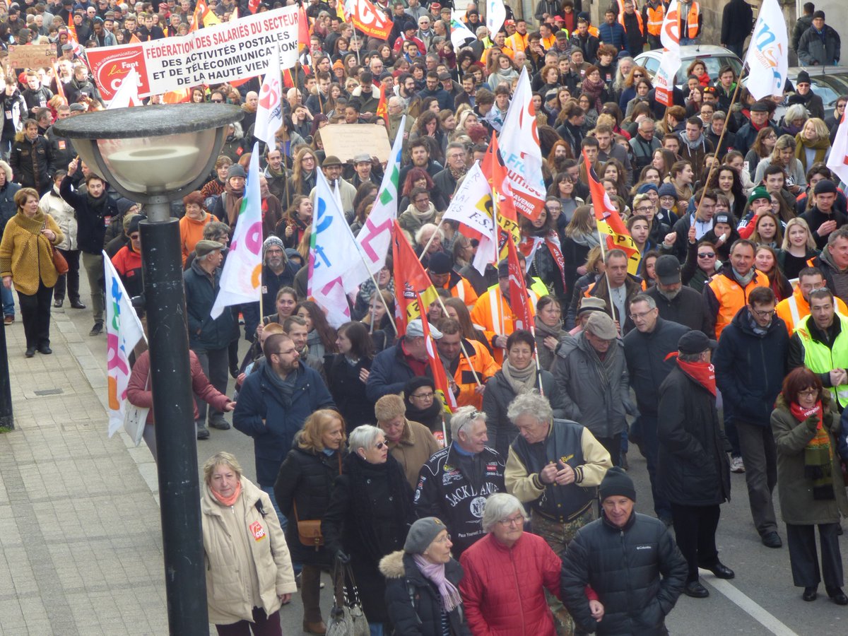EchoHauteVienne's tweet photo. Beaucoup, beaucoup, beaucoup de monde à la manif de Limoges : salariés du public, du privé, avocats, retraités. Un cortège qui n'en finit pas. https://t.co/nMHTUmR1lz