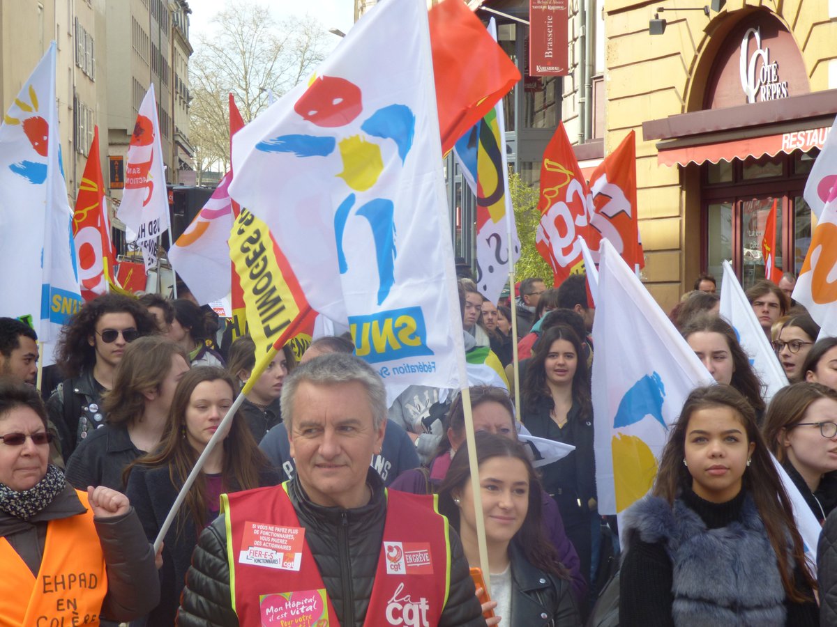 EchoHauteVienne's tweet photo. Beaucoup, beaucoup, beaucoup de monde à la manif de Limoges : salariés du public, du privé, avocats, retraités. Un cortège qui n'en finit pas. https://t.co/nMHTUmR1lz