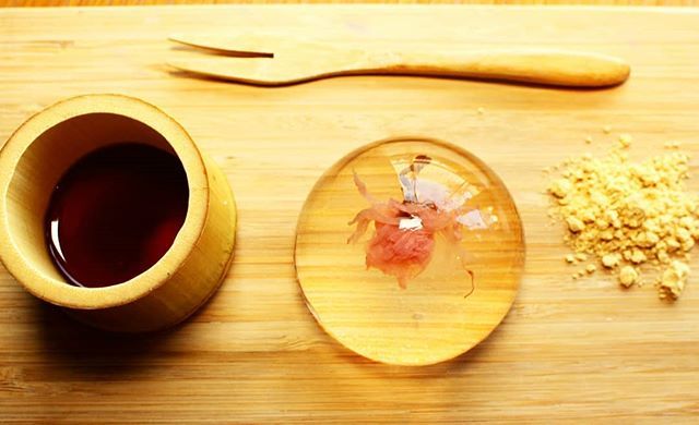 First there was the cherry on the cake, now there is the cherry (blossom) IN the (raindrop) cake <a href="/yamagoyauk/">YAMAGOYA ラーメン</a> ift.tt/2ubiRAp
