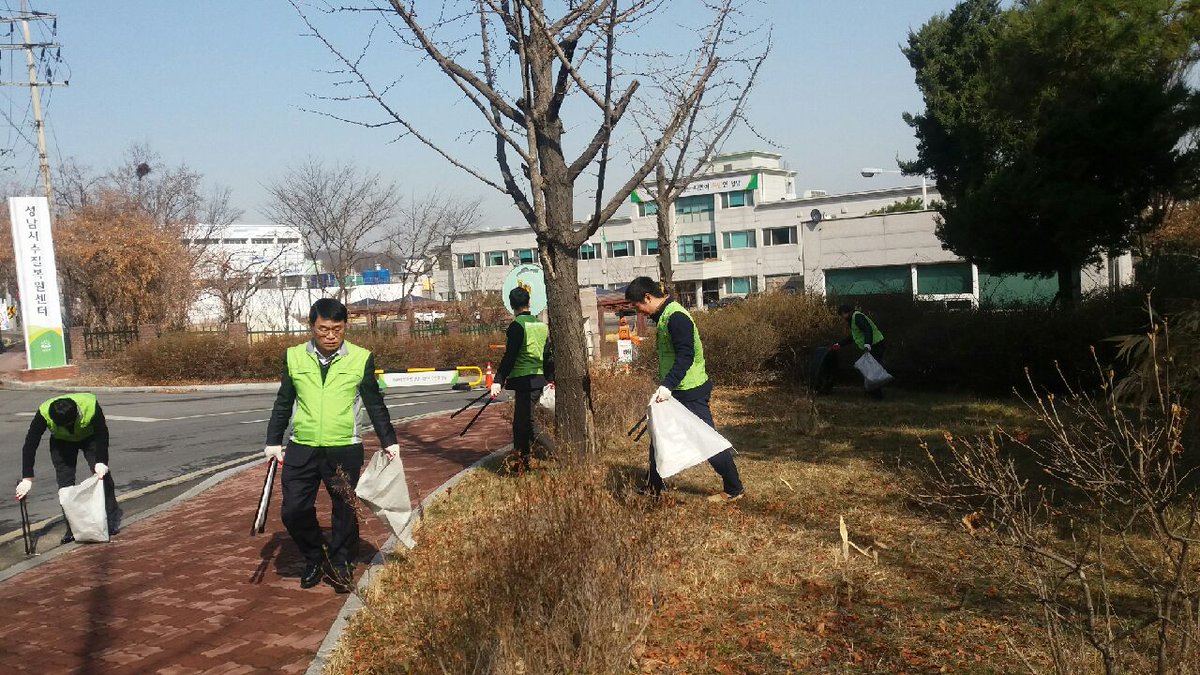 inhee_jun's tweet image. 깨끗한 환경을 만들기위해  아직은 쌀쌀한 봄을 맞이해 #성남 #수질복원센타 직원들이 대청소를 하였습니다~~