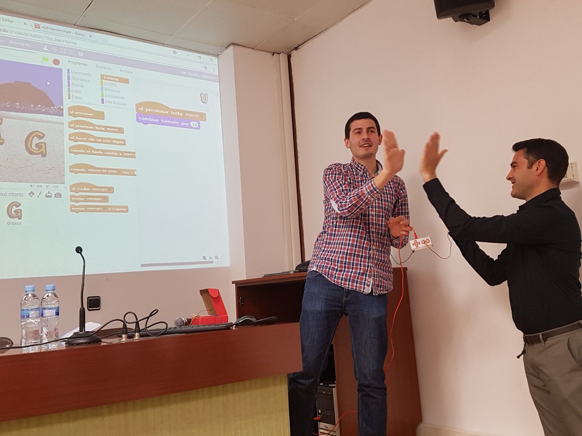Profesores "conductores" interaccionando con la pantalla. Posibilidades docentes sorprendentes. Propuestas de <a href="/pau_nin/">Pau Nin</a>  ! #jornadaEUIG