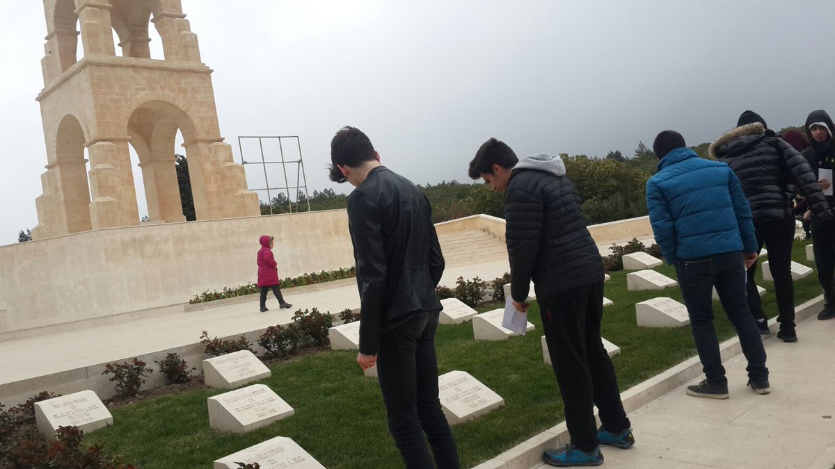 cevdet_eyuboglu's tweet photo. Mektuba Mektup Projemizin finalinde Türk Şehitliğimize, Anzak mektuplarını öğrencilerimizle biraktik...@EnverYucel @nevzatkulaber @nilcicek @MuzeyyenBedel @adilkurt9 @ugurluedebiyat https://t.co/eJ8GBEo8NQ