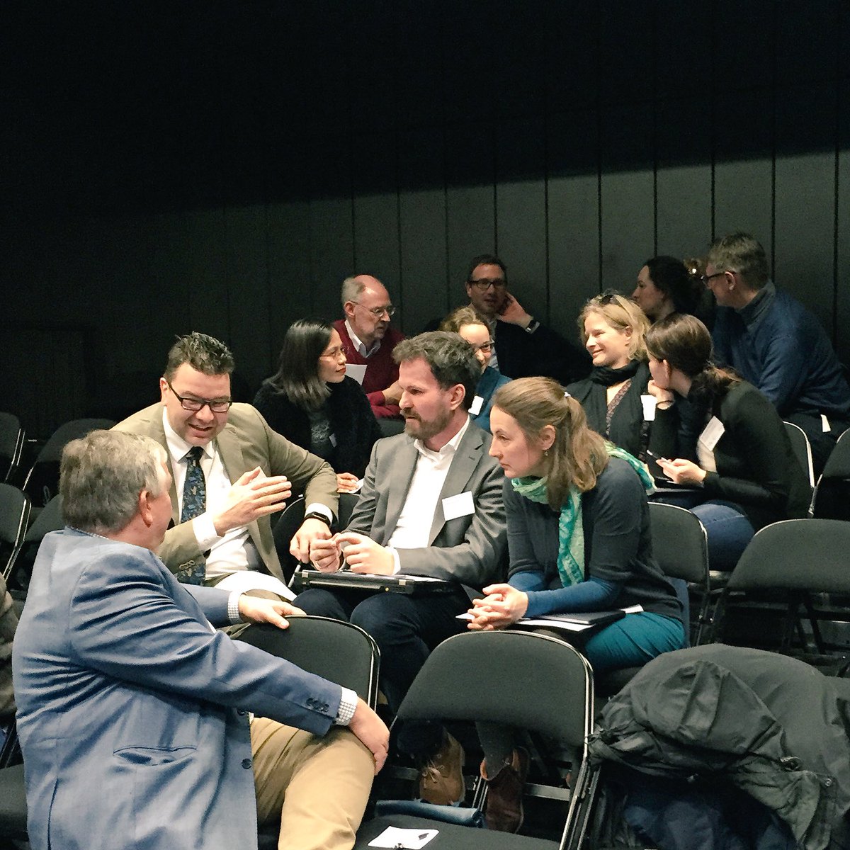 Conf_DigiHD18's tweet photo. Nach einer menschlichen Wortwolke zum Thema Inverted Classroom werden im W2B Methoden für künftige Lehrveranstaltungen diskutiert. #DigiHD18 https://t.co/sA1nG2jbOD