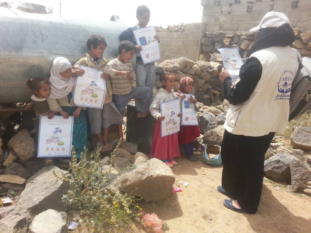 UNICEFnl's tweet photo. Dankzij @MinBZ heeft @UNICEF_Yemen de watervoorziening hersteld voor 18.815 mensen en kregen kinderen hygiënevoorlichting in het door oorlog getroffen #Jemen. Schoon water en handen wassen zijn cruciaal om een levensbedreigende  cholera-uitbraak tegen te gaan. #worldwaterday https://t.co/GkobKFhnQL