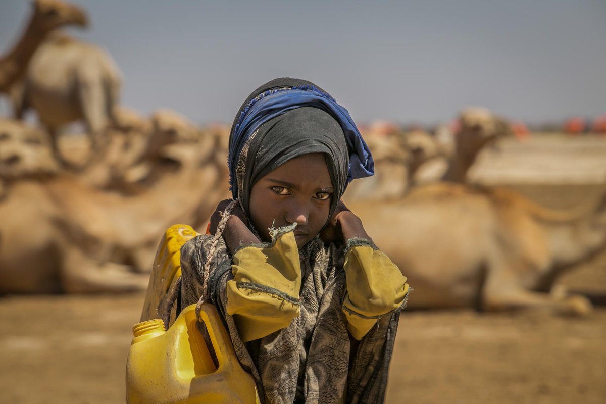 Les #enfants, notamment les filles, ratent souvent l’école car ils sont contraints de faire de longs trajets pour trouver de l’#eau. 💧 L’UNICEF les aide à avoir accès à une eau salubre près de chez eux afin qu’ils aient le temps d’apprendre et de jouer. #JournéeMondialeDelEau
