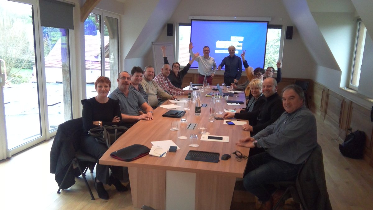 PointP_fr's tweet photo. Table ronde #GénérationArtisans organisée par notre agence #Honfleur. Ecoute des attentes et besoins des membres de cette communauté : 8 entreprises / 11 participants. Artisans heureux de savoir que nous leur apportons des solutions pour leur simplifier leur quotidien 😀 https://t.co/BrQHoddh6l