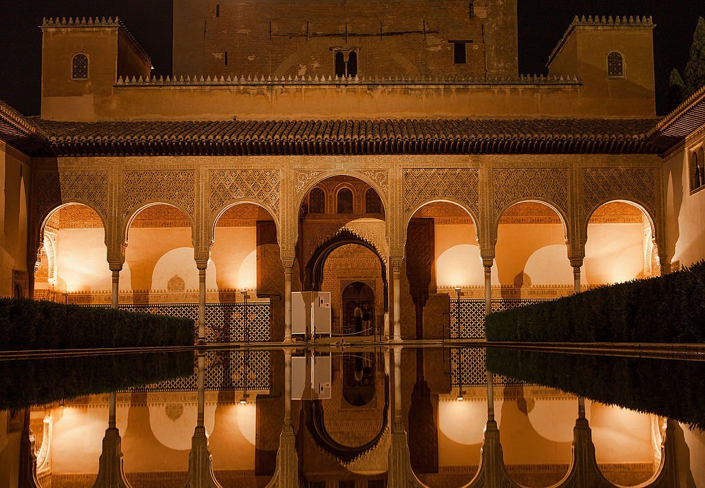 Arquitectura8a's tweet photo. La Alhambra en #JuevesDeArquitectura. Fuentes, albercas, canales, acequias, estanques.....#DiaMundialdelAgua https://t.co/sT7qHq7yYE