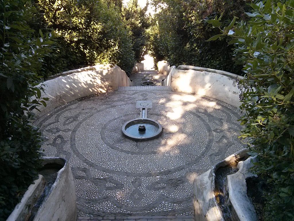 Arquitectura8a's tweet photo. La Alhambra en #JuevesDeArquitectura. Fuentes, albercas, canales, acequias, estanques.....#DiaMundialdelAgua https://t.co/sT7qHq7yYE