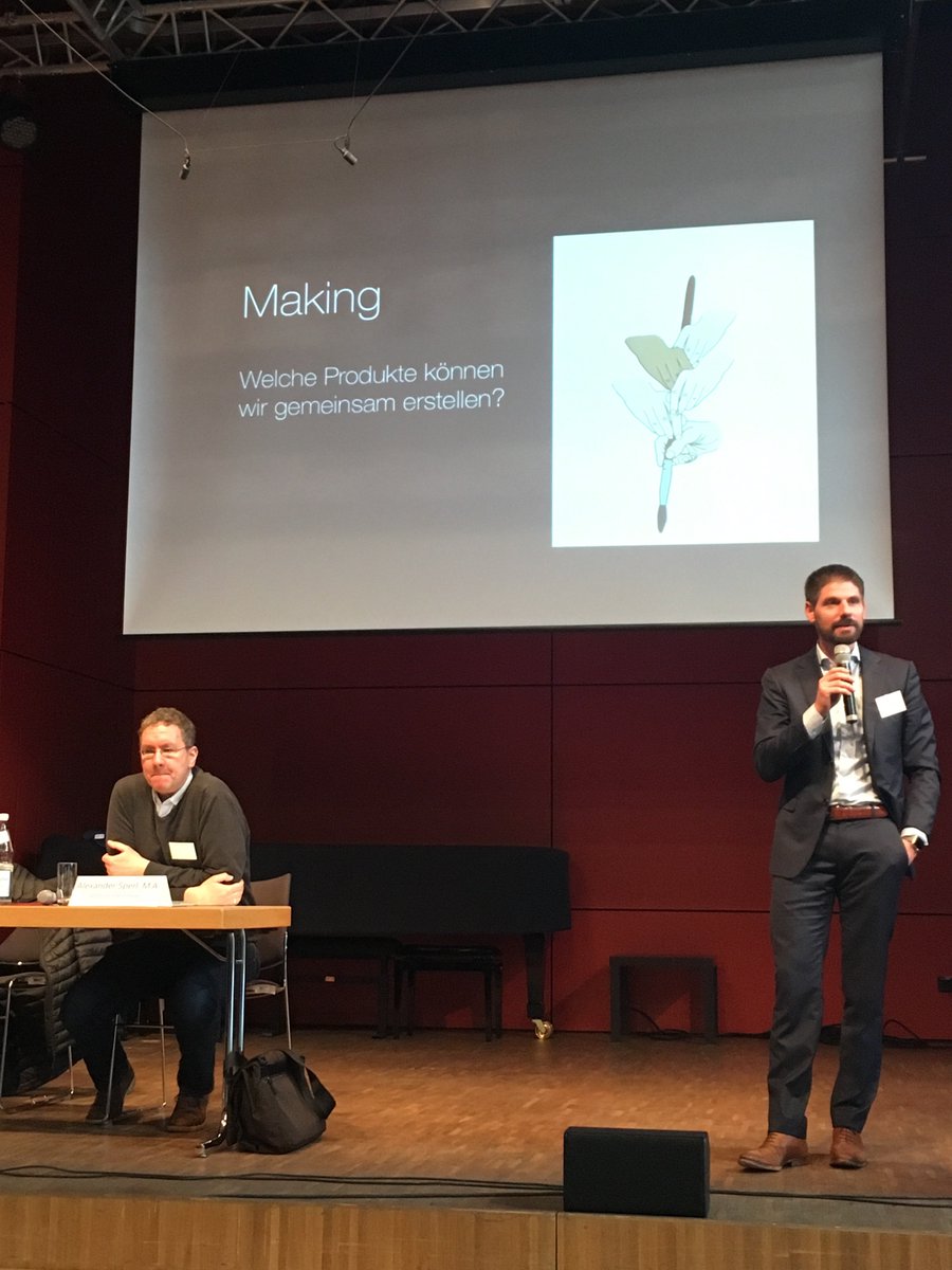 Conf_DigiHD18's tweet photo. Q&amp;A mal anders herum—nach den zwei inspirierenden Vorträgen von @AlexanderSperl und PD Dr. Kuhn @digitalmedizin eine Frage ans Plenum. In Murmelgruppen wird überlegt, wie Produkte kollaborativ hergestellt werden können. https://t.co/km8wkpcIb4