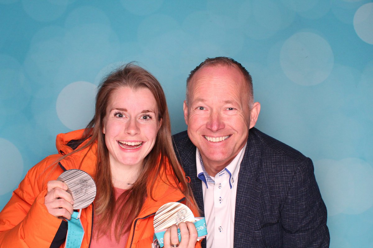 Fotodoos's tweet photo. Nee.. hier kunnen zelfs onze eigen props niet tegenop! 😉 Gisteren stond @yaravankerkhof voor één van onze photobooths op de BCDN in Leeuwarden. Uiteraard mét haar zilveren en bronzen trots! #fotodoosheldin https://t.co/nrpPIwvbD3