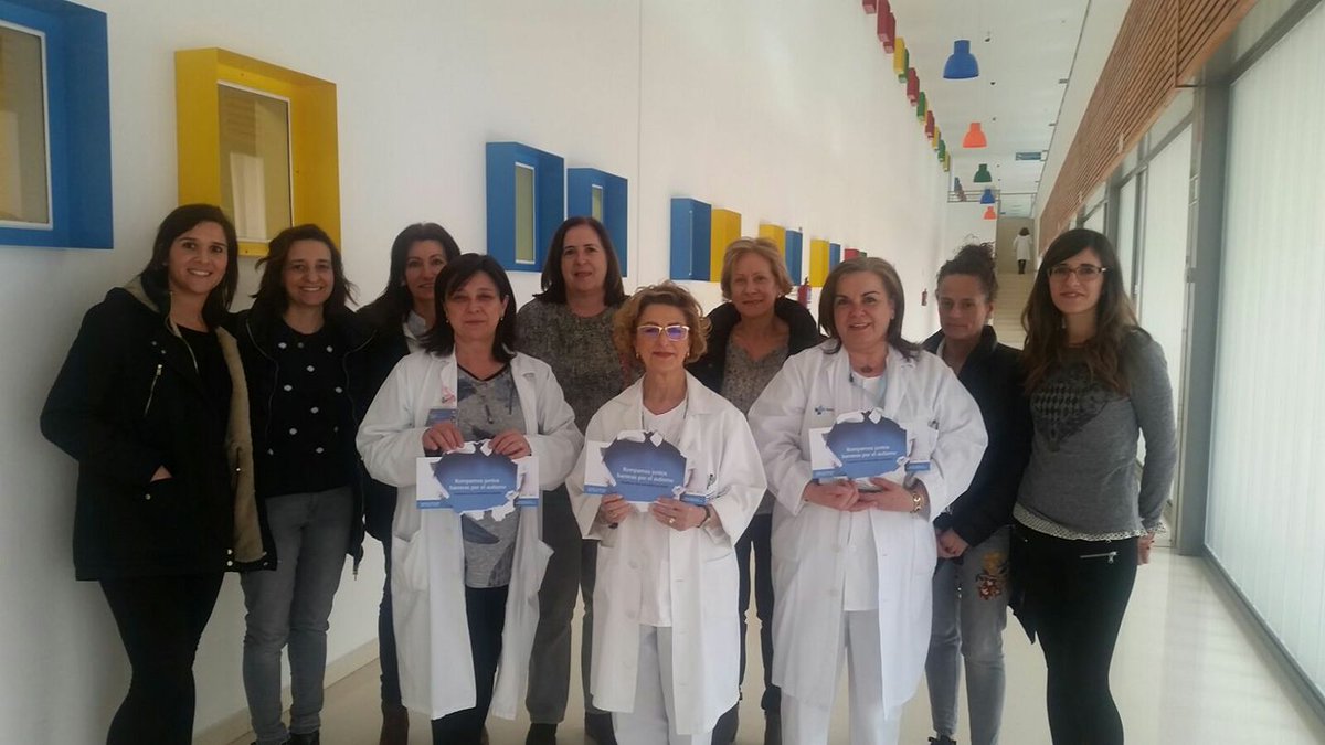 autismovalladol's tweet photo. Nuestro equipo del #PROYECTOASI mantuvo una reunión de seguimiento del proyecto en el Hospital Universitario Río Hortega de Valladolid y las compañeras del Hospital se sumaron al DIA MUNDIAL DE CONCIENCIACIÓN SOBRE EL #AUTISMO #RompiendoBarreras. https://t.co/ESekDFi9bQ