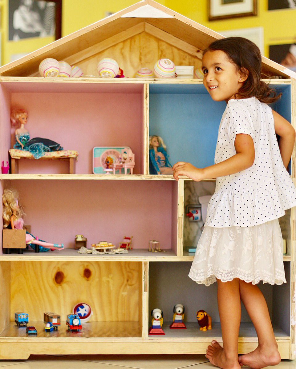 Hayleym101's tweet image. My Dad made Alyssa a dollhouse for her Bday. We had the fun privilege of adding the decor! hayleysjoys.co.za/2018/03/22/aly… #newblogpost #samomblogger #dollhouse